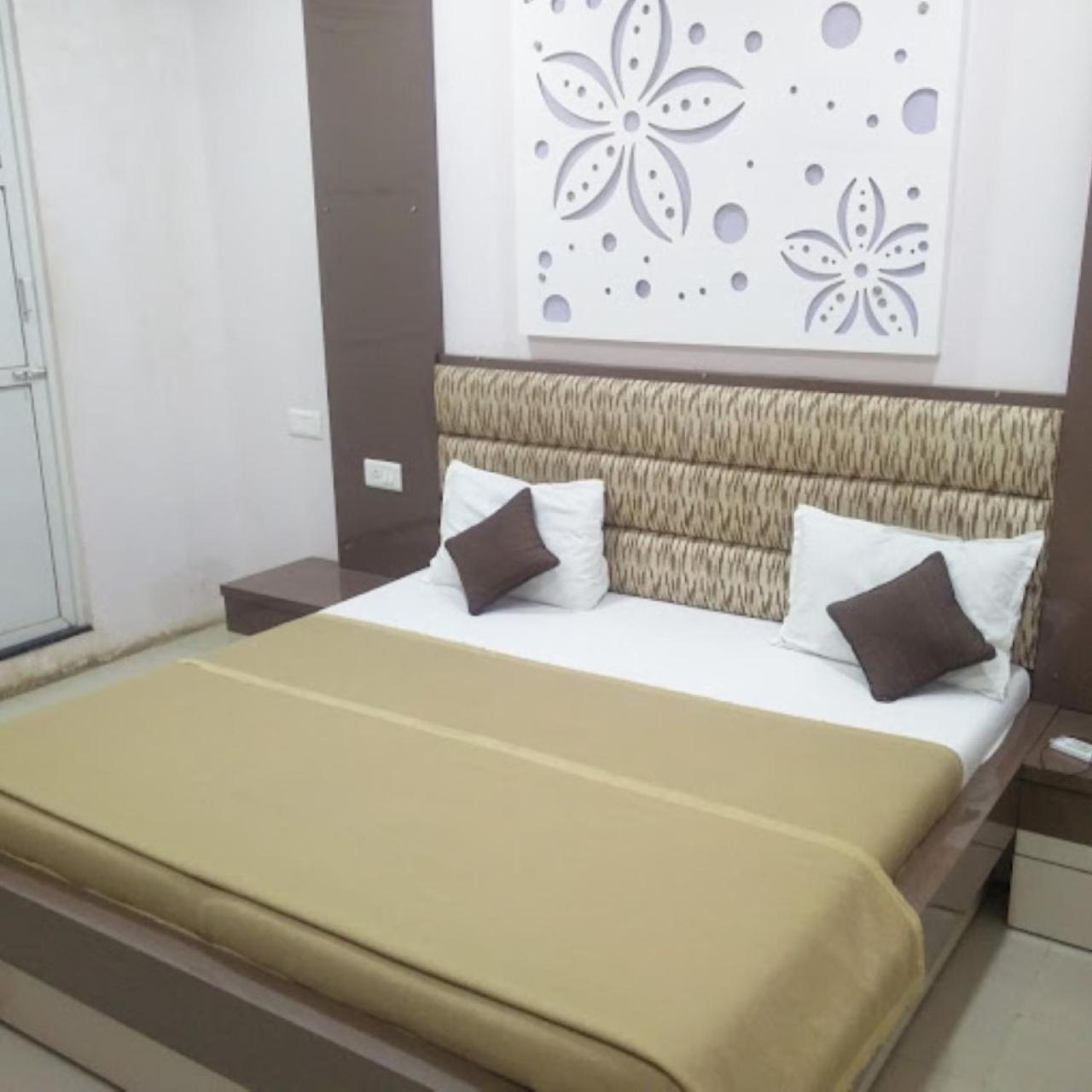 Divya Jyot Residency Bhuj Hotel Bagian luar foto